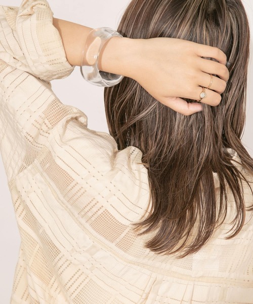 KBF（ケイビーエフ）の「ワイドアクリルバングル（ブレスレット・レディース・イエロー/クリア・ONE）」の2枚目の写真