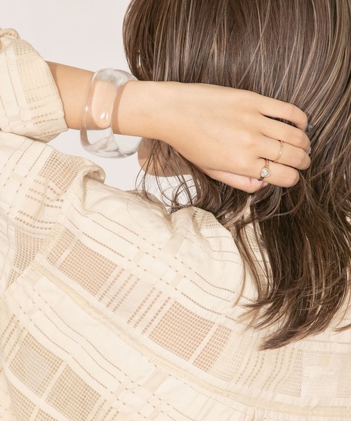 KBF（ケイビーエフ）の「ワイドアクリルバングル（ブレスレット・レディース・イエロー/クリア・ONE）」の5枚目の写真