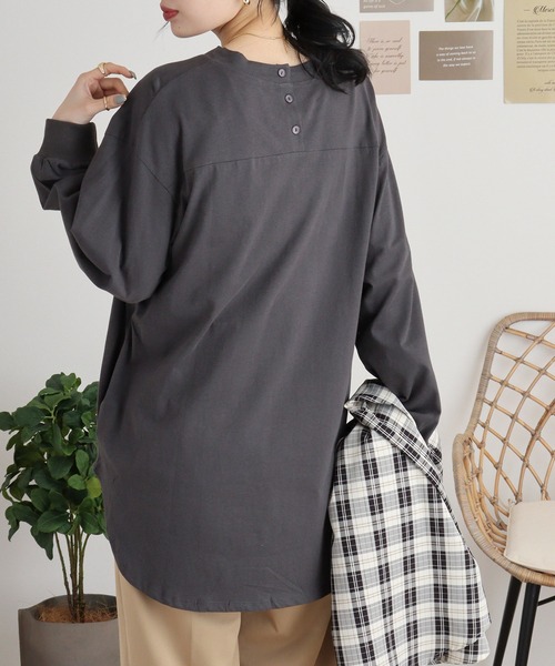 atONE（アットワン）の「atONE 後ろボタンロングスリーブカットソー（Tシャツ/カットソー・レディース・オフホワイト/ブラック/カーキ/杢グレー/チャコールグレー・4L～5L/LL～3L/M-L）」の3枚目の写真