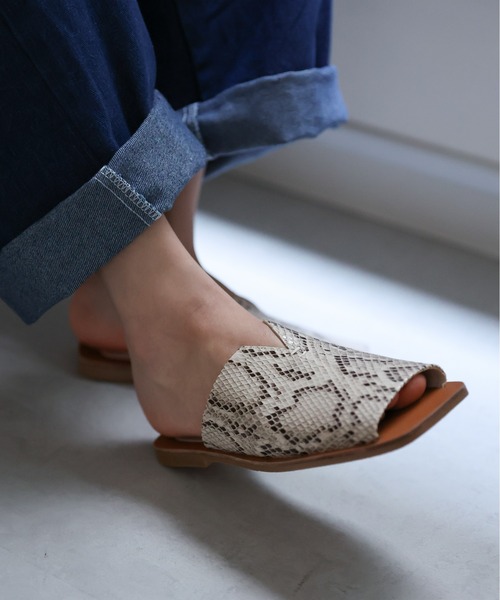 sakishimatokyo(サキシマトーキョー)の「フラットスクエアトゥサンダル(サンダル・レディース・ベージュ/ブラック/オフホワイト/ブラウン/アイボリー・S/M/L)」の9枚目の写真