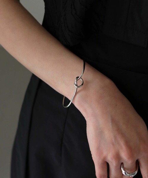 cheriella（シェリエラ）の「【cheriella】ノットサークルモチーフバングル（バングル/リストバンド・レディース・ゴールド/シルバー・FREE）」の2枚目の写真