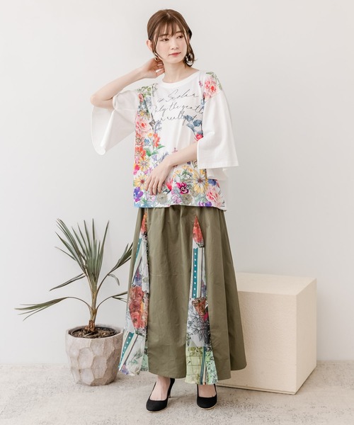 552225：ロゴ花蝶柄 スリット入りTシャツの通販-ScoLar