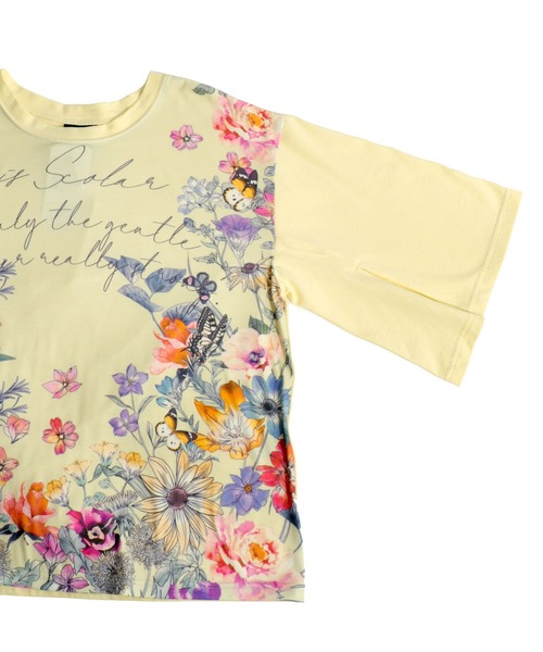 iS ScoLar（イズスカラー）の「532022：花蝶ロゴプリントTシャツ