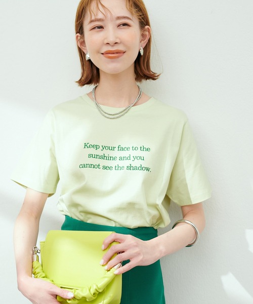 natural couture(ナチュラルクチュール)の「レタリング刺繍T(Tシャツ/カットソー・レディース・ホワイト系その他/グリーン系その他/オフホワイト/スミクロ・FREE)」の4枚目の写真