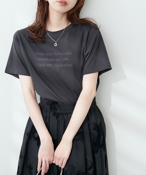 natural couture(ナチュラルクチュール)の「レタリング刺繍T(Tシャツ/カットソー・レディース・ホワイト系その他/グリーン系その他/オフホワイト/スミクロ・FREE)」の3枚目の写真