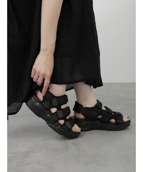 Samansa Mos2 blue(サマンサモスモスブルー)の「厚底スポーツサンダル(サンダル・レディース・ブラック/オフホワイト・M/L)」の2枚目の写真