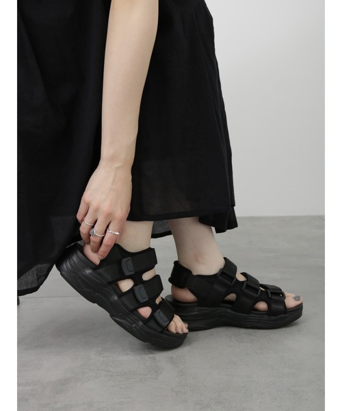 Samansa Mos2 blue(サマンサモスモスブルー)の「厚底スポーツサンダル(サンダル・レディース・ブラック/オフホワイト・M/L)」の17枚目の写真