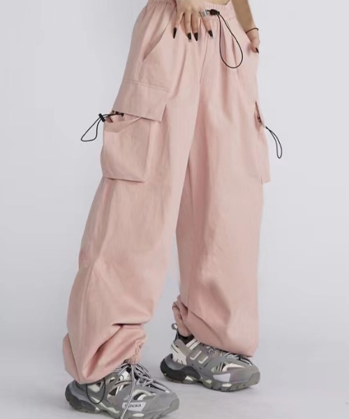 Sibra(シブラ)の「ワイドテーパード 裾ドローコードダックミリタリーカーゴパンツ(カーゴパンツ・レディース・ブラック/グレー/ピンク/カーキ・M)」の2枚目の写真