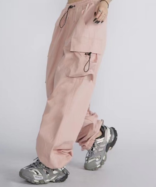 Sibra(シブラ)の「ワイドテーパード 裾ドローコードダックミリタリーカーゴパンツ(カーゴパンツ・レディース・ブラック/グレー/ピンク/カーキ・M)」の10枚目の写真