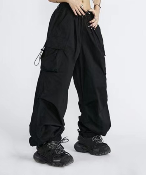 Sibra(シブラ)の「ワイドテーパード 裾ドローコードダックミリタリーカーゴパンツ(カーゴパンツ・レディース・ブラック/グレー/ピンク/カーキ・M)」の15枚目の写真