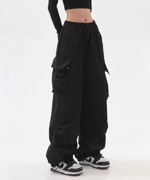 Sibra(シブラ)の「ワイドテーパード 裾ドローコードダックミリタリーカーゴパンツ(カーゴパンツ・レディース・ブラック/グレー/ピンク/カーキ・M)」の17枚目の写真