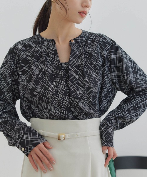 VIS（ビス）の「【防シワ・洗える】フロントタック長袖ブラウス（シャツ/ブラウス・レディース・ネイビー/ベージュ系その他/ピンク/ブルー系その他4/オフホワイト/サックスブルー/ブラック系その他/キナリ/ホワイト系その他5・L/M）」の5枚目の写真