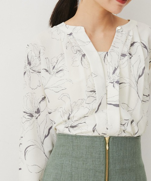 VIS（ビス）の「【防シワ・洗える】フロントタック長袖ブラウス（シャツ/ブラウス・レディース・ネイビー/ベージュ系その他/ピンク/ブルー系その他4/オフホワイト/サックスブルー/ブラック系その他/キナリ/ホワイト系その他5・L/M）」の4枚目の写真