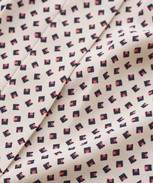 VIS（ビス）の「【防シワ・洗える】フロントタック長袖ブラウス（シャツ/ブラウス・レディース・ネイビー/ベージュ系その他/ピンク/ブルー系その他4/オフホワイト/サックスブルー/ブラック系その他/キナリ/ホワイト系その他5・L/M）」の20枚目の写真