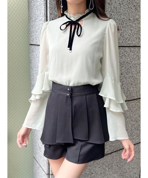 EATME（イートミー）の「ビジューボタン2wayプリーツショートパンツ（その他パンツ・レディース・ベージュ/ブラック・SMALL/MEDIUM）」の3枚目の写真