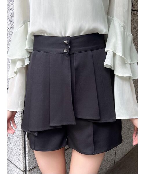 EATME（イートミー）の「ビジューボタン2wayプリーツショートパンツ（その他パンツ・レディース・ベージュ/ブラック・SMALL/MEDIUM）」の4枚目の写真