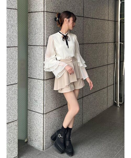 EATME（イートミー）の「ビジューボタン2wayプリーツショートパンツ（その他パンツ・レディース・ベージュ/ブラック・SMALL/MEDIUM）」の6枚目の写真