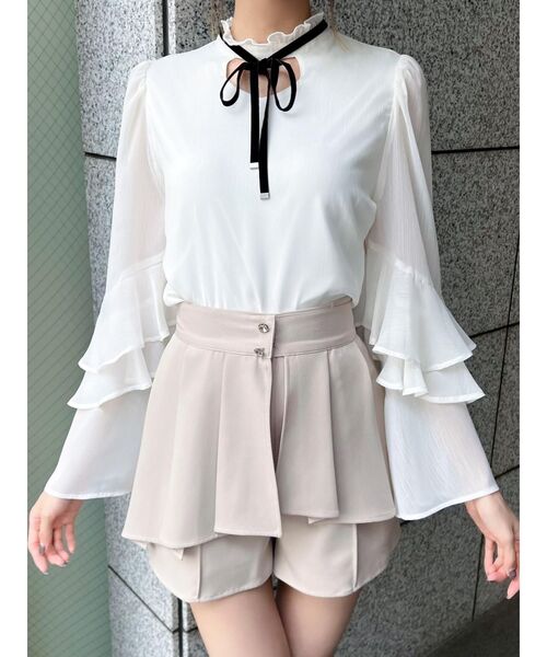 EATME（イートミー）の「ビジューボタン2wayプリーツショートパンツ（その他パンツ・レディース・ベージュ/ブラック・SMALL/MEDIUM）」の7枚目の写真