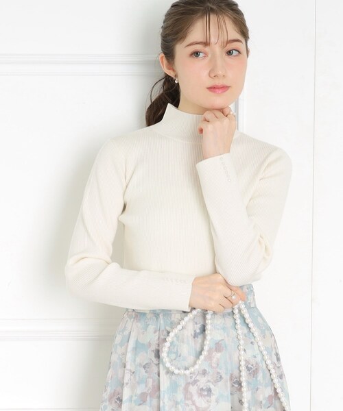 couture brooch（クチュールブローチ）の「◆【吸湿発熱／サステナブル機能糸使用】フェイクパールリブニット（ニット/セーター・レディース・オフホワイト/ピンク系/ブラック/レッド系1/ライトグレー/ピンク・42/38/36）」の2枚目の写真