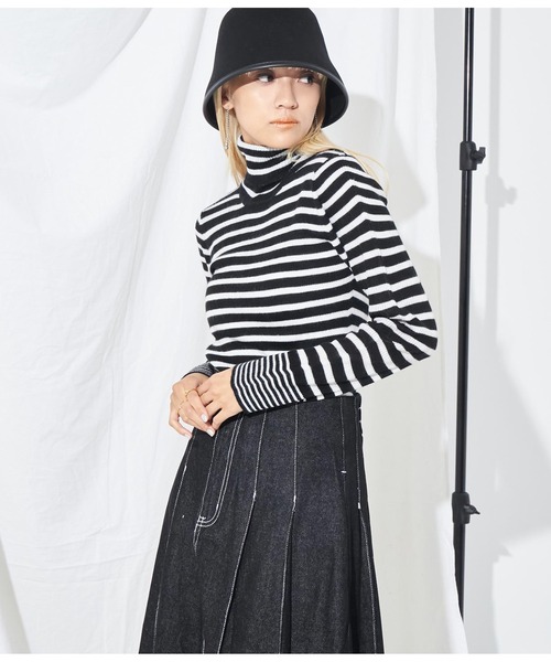 Settimissimo（セッティミッシモ）の「ピッチ変化ボーダータートルニット（ニット/セーター・レディース・グレイッシュベージュ/オフホワイト/ブラック・FREE）」の19枚目の写真