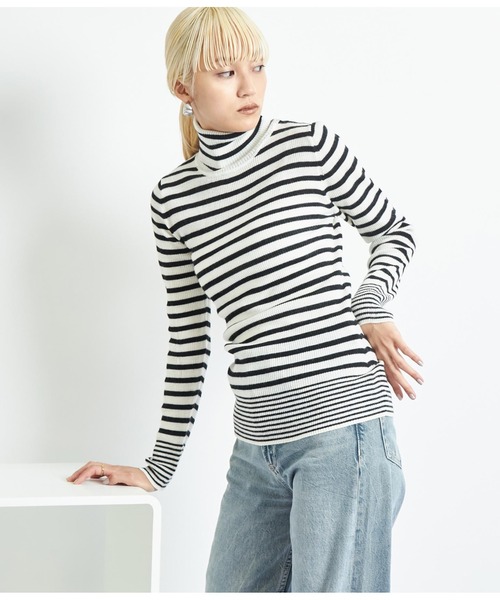 Settimissimo（セッティミッシモ）の「ピッチ変化ボーダータートルニット（ニット/セーター・レディース・グレイッシュベージュ/オフホワイト/ブラック・FREE）」の5枚目の写真