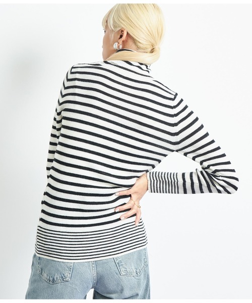 Settimissimo（セッティミッシモ）の「ピッチ変化ボーダータートルニット（ニット/セーター・レディース・グレイッシュベージュ/オフホワイト/ブラック・FREE）」の6枚目の写真