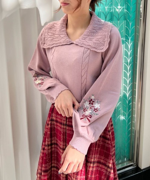 axes femme POETIQUE(アクシーズファムポエティック)の「フラワー刺繍ニットプルオーバー(ニット/セーター・レディース・ピンク/キナリ/グリーン・MEDIUM)」の1枚目の写真