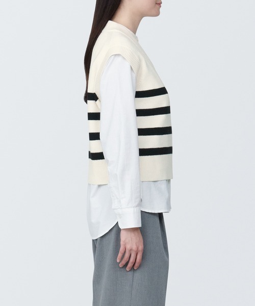 無印良品(ムジルシリョウヒン)の「婦人 洗える畦編みショート丈Vネックベスト(ベスト・レディース・ホワイト系3/オートミール/ブラック/ブラック系・XS/M/S/XL/L)」の6枚目の写真