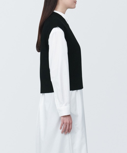 無印良品(ムジルシリョウヒン)の「婦人 洗える畦編みショート丈Vネックベスト(ベスト・レディース・ホワイト系3/オートミール/ブラック/ブラック系・XS/M/S/XL/L)」の12枚目の写真