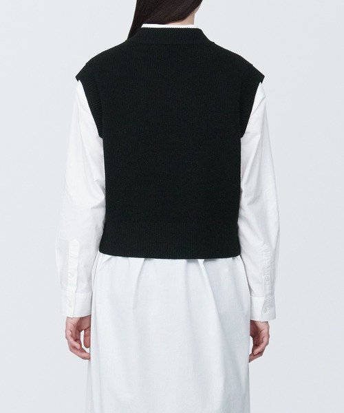 無印良品(ムジルシリョウヒン)の「婦人 洗える畦編みショート丈Vネックベスト(ベスト・レディース・ホワイト系3/オートミール/ブラック/ブラック系・XS/M/S/XL/L)」の13枚目の写真