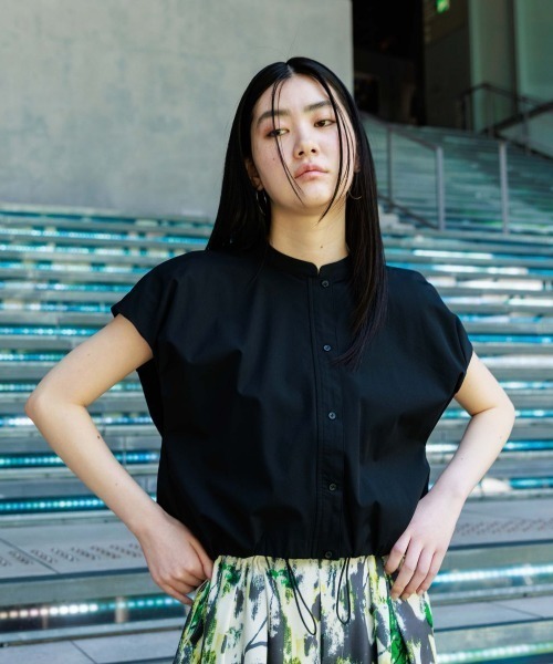 NOMINE(ノミネ)の「フレンチ ショートシャツ(シャツ/ブラウス・レディース・ホワイト/グレイッシュブルー/ブラック・フリー)」の2枚目の写真
