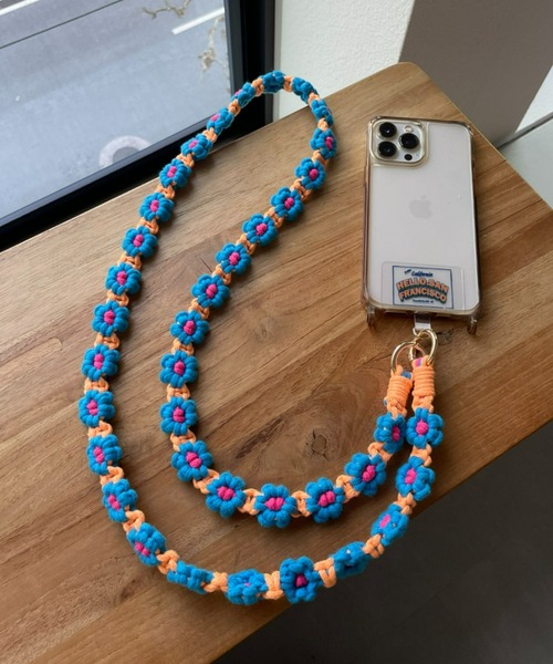 HELLO.SANFRANCISCO（ハローサンフランシスコ）の「【新色追加】【HELLO.SANFRANCISCO/ハローサンフランシスコ】手編みカラフルフラワースマホショルダー（スマホグッズ・レディース・オフホワイト/ピンク/ブルー/パープル/オレンジ/グレー/ブラック・ONE SIZE）」の5枚目の写真