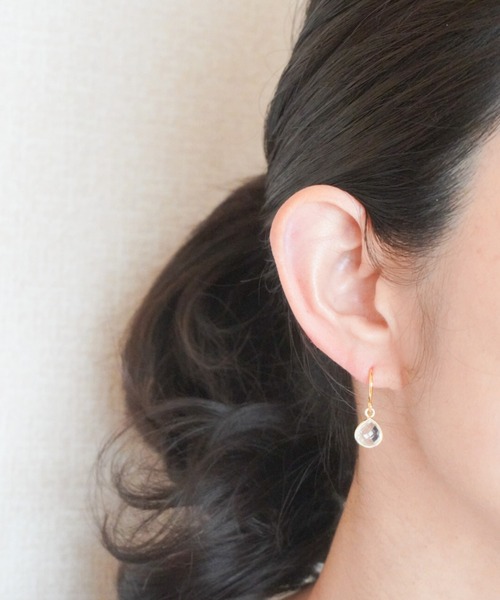tone(トーン)の「【SHAHA】マロン天然石/K16GP/シンプルピアス/フックタイプ/BOX付き(MA)(ピアス(両耳用)・レディース・クリア/ホワイト・FREE)」の1枚目の写真