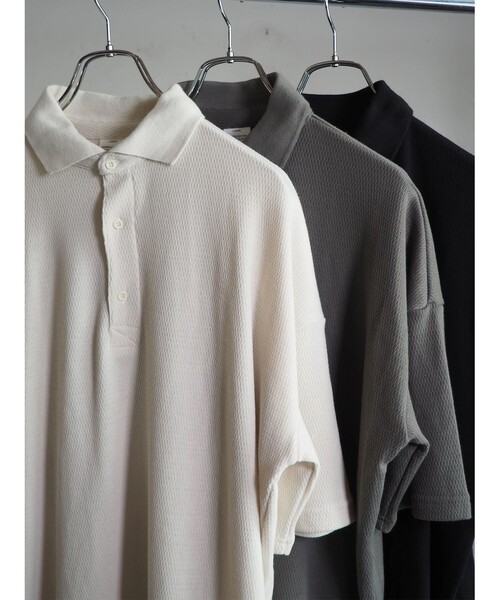 GLOSTER(グロスター)の「【限定展開】【SEABEES/シービーズ】Combat Waffle Polo ポロシャツ(ポロシャツ・メンズ・ダークグレー/ブラック/アイボリー・M/L)」の2枚目の写真