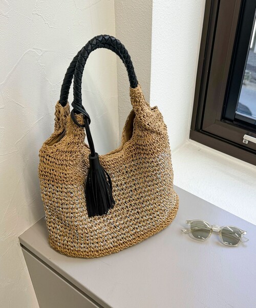 fredy emue（フレディエミュ）の「タッセル付ラメペーパートート（かごバッグ・レディース・ベージュ/グレイッシュベージュ・FREE）」の2枚目の写真