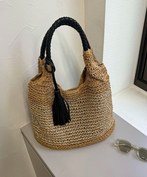 fredy emue（フレディエミュ）の「タッセル付ラメペーパートート（かごバッグ・レディース・ベージュ/グレイッシュベージュ・FREE）」の4枚目の写真
