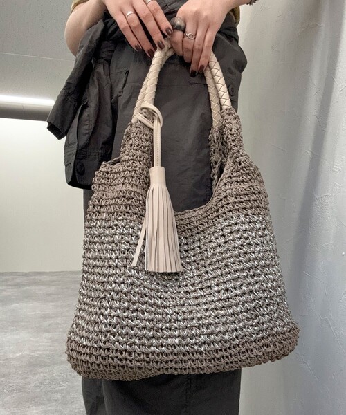 fredy emue（フレディエミュ）の「タッセル付ラメペーパートート（かごバッグ・レディース・ベージュ/グレイッシュベージュ・FREE）」の5枚目の写真