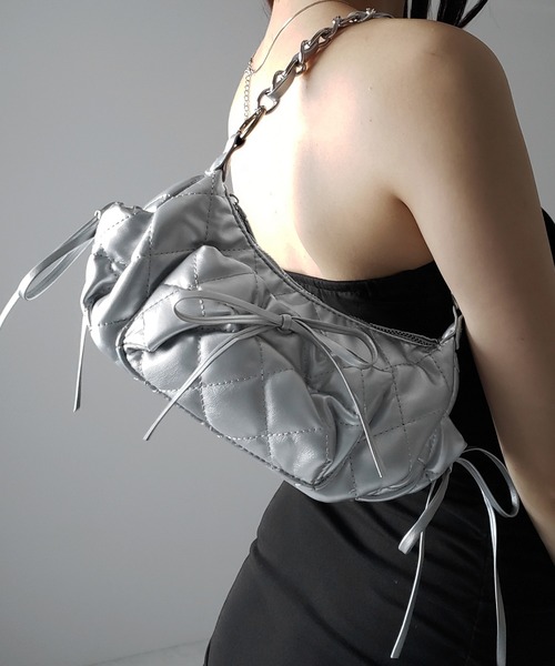 me+em select(ミームセレクト)の「【 3color /2WAY 】ストラップリボンキルティングチェーンショルダーバッグ / strap ribbon quilted chain shoulder bag(ショルダーバッグ・レディース・シルバー/ブラック/アイボリー・FREE)」の1枚目の写真
