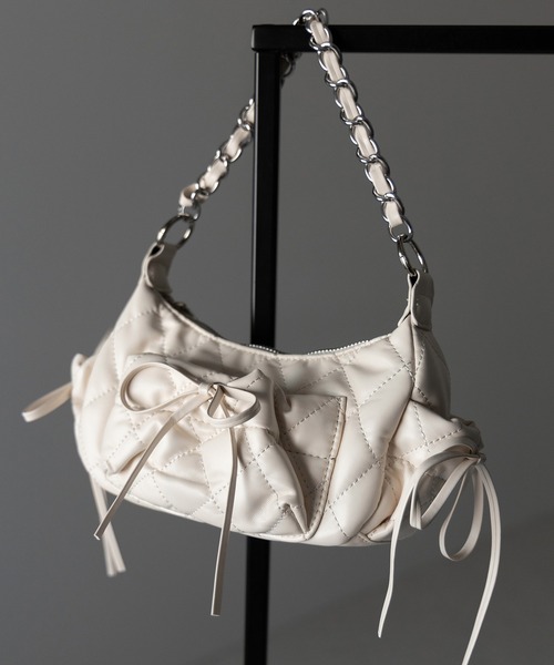 me+em select(ミームセレクト)の「【 3color /2WAY 】ストラップリボンキルティングチェーンショルダーバッグ / strap ribbon quilted chain shoulder bag(ショルダーバッグ・レディース・シルバー/ブラック/アイボリー・FREE)」の2枚目の写真