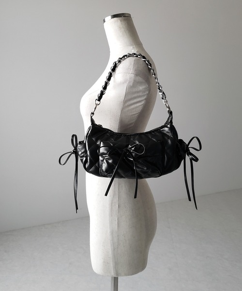 me+em select(ミームセレクト)の「【 3color /2WAY 】ストラップリボンキルティングチェーンショルダーバッグ / strap ribbon quilted chain shoulder bag(ショルダーバッグ・レディース・シルバー/ブラック/アイボリー・FREE)」の18枚目の写真
