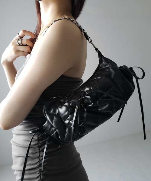 me+em select(ミームセレクト)の「【 3color /2WAY 】ストラップリボンキルティングチェーンショルダーバッグ / strap ribbon quilted chain shoulder bag(ショルダーバッグ・レディース・シルバー/ブラック/アイボリー・FREE)」の15枚目の写真