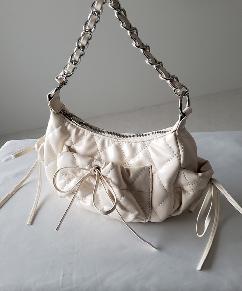 me+em select(ミームセレクト)の「【 3color /2WAY 】ストラップリボンキルティングチェーンショルダーバッグ / strap ribbon quilted chain shoulder bag(ショルダーバッグ・レディース・シルバー/ブラック/アイボリー・FREE)」の20枚目の写真