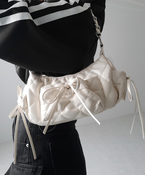 me+em select(ミームセレクト)の「【 3color /2WAY 】ストラップリボンキルティングチェーンショルダーバッグ / strap ribbon quilted chain shoulder bag(ショルダーバッグ・レディース・シルバー/ブラック/アイボリー・FREE)」の22枚目の写真