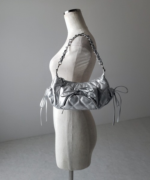 me+em select(ミームセレクト)の「【 3color /2WAY 】ストラップリボンキルティングチェーンショルダーバッグ / strap ribbon quilted chain shoulder bag(ショルダーバッグ・レディース・シルバー/ブラック/アイボリー・FREE)」の12枚目の写真