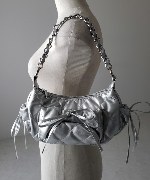 me+em select(ミームセレクト)の「【 3color /2WAY 】ストラップリボンキルティングチェーンショルダーバッグ / strap ribbon quilted chain shoulder bag(ショルダーバッグ・レディース・シルバー/ブラック/アイボリー・FREE)」の11枚目の写真