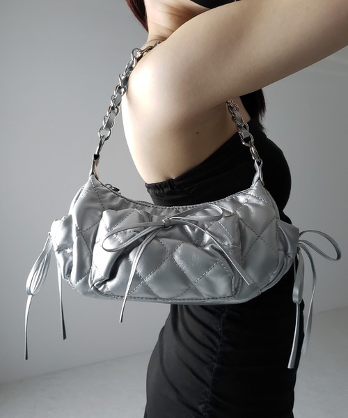 me+em select(ミームセレクト)の「【 3color /2WAY 】ストラップリボンキルティングチェーンショルダーバッグ / strap ribbon quilted chain shoulder bag(ショルダーバッグ・レディース・シルバー/ブラック/アイボリー・FREE)」の8枚目の写真