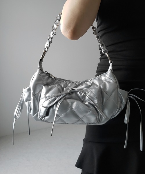me+em select(ミームセレクト)の「【 3color /2WAY 】ストラップリボンキルティングチェーンショルダーバッグ / strap ribbon quilted chain shoulder bag(ショルダーバッグ・レディース・シルバー/ブラック/アイボリー・FREE)」の6枚目の写真