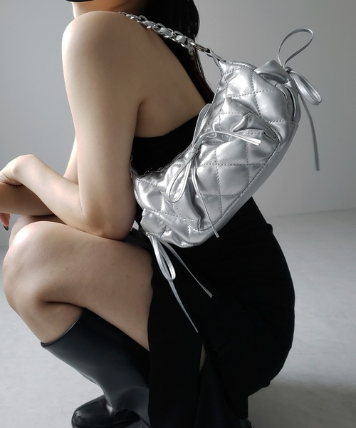 me+em select(ミームセレクト)の「【 3color /2WAY 】ストラップリボンキルティングチェーンショルダーバッグ / strap ribbon quilted chain shoulder bag(ショルダーバッグ・レディース・シルバー/ブラック/アイボリー・FREE)」の9枚目の写真