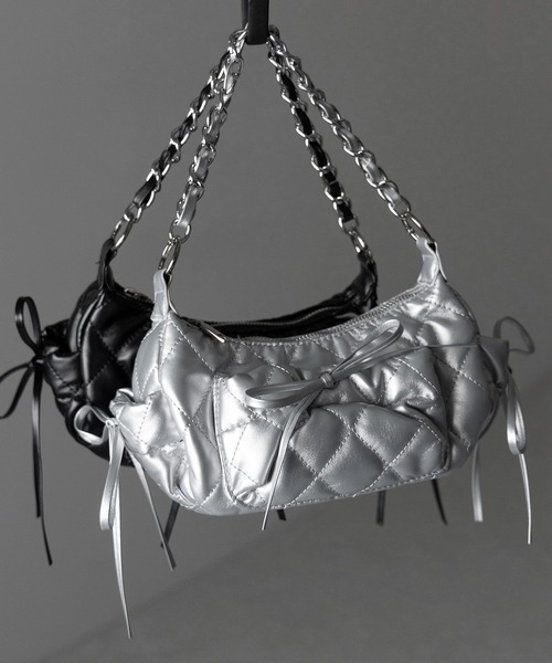 me+em select(ミームセレクト)の「【 3color /2WAY 】ストラップリボンキルティングチェーンショルダーバッグ / strap ribbon quilted chain shoulder bag(ショルダーバッグ・レディース・シルバー/ブラック/アイボリー・FREE)」の4枚目の写真