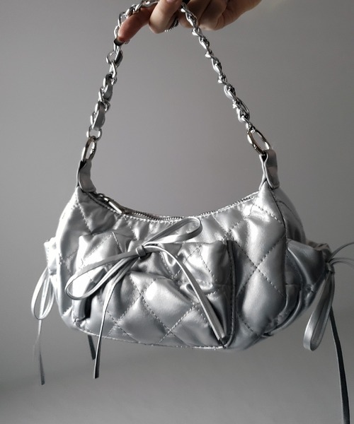 me+em select(ミームセレクト)の「【 3color /2WAY 】ストラップリボンキルティングチェーンショルダーバッグ / strap ribbon quilted chain shoulder bag(ショルダーバッグ・レディース・シルバー/ブラック/アイボリー・FREE)」の5枚目の写真